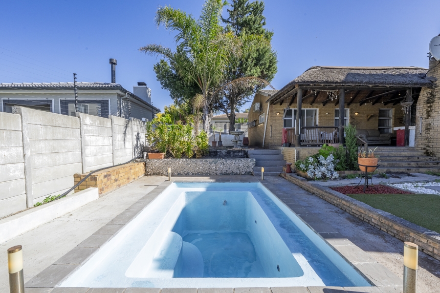4 Bedroom Property for Sale in Uitzicht Western Cape